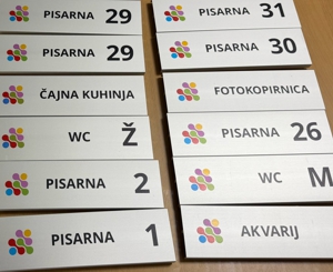 Napisi, nalepke in tisk na tablice